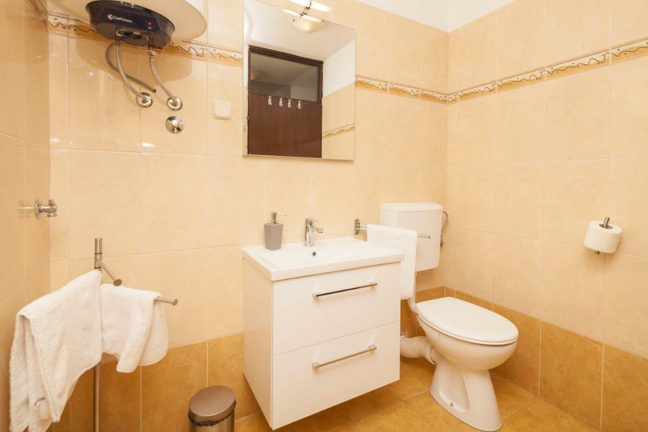 Apartman Ester Pula Exteriör bild